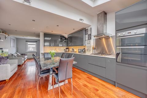 8 Stuart Place, Mitcham, CR4 3JF