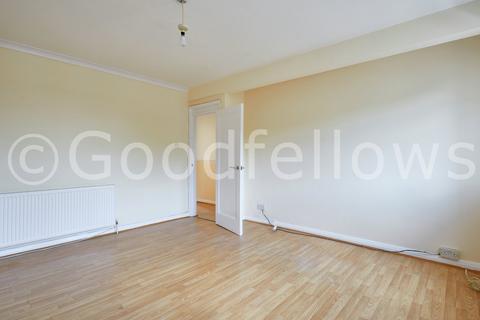 3 bedroom apartment to rent, Monarch Parade, Mitcham CR4