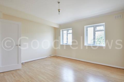 3 bedroom apartment to rent, Monarch Parade, Mitcham CR4