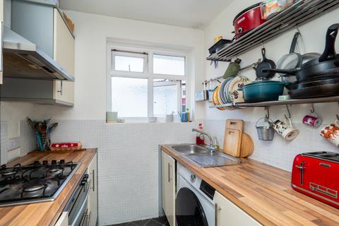 2 bedroom maisonette for sale, Lynmouth Avenue, Morden SM4