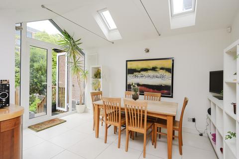 25 Griffiths Road, London, SW19 1SP