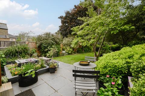 25 Griffiths Road, London, SW19 1SP