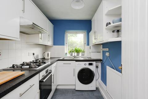 6 Mandeville Close, London, SW20 8SB