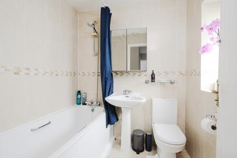 6 Mandeville Close, London, SW20 8SB