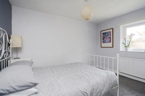 6 Mandeville Close, London, SW20 8SB