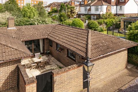 6 Mandeville Close, London, SW20 8SB