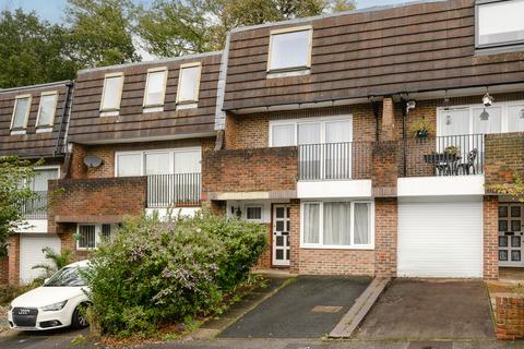 3 Heights Close, London, SW20 0TH