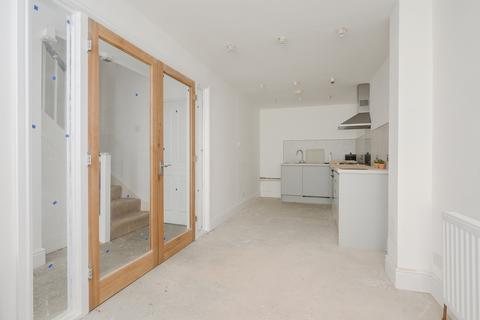 3 Heights Close, London, SW20 0TH