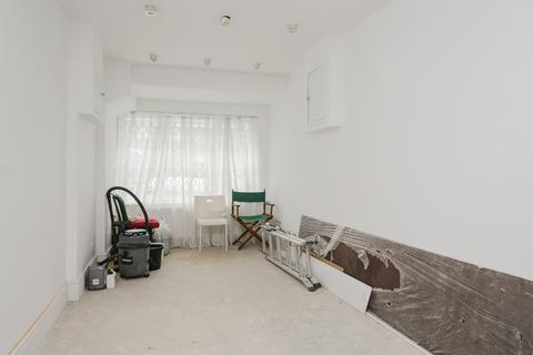 3 Heights Close, London, SW20 0TH