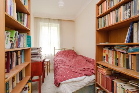 3 Heights Close, London, SW20 0TH