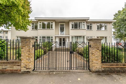 15 Lake Close, London, SW19 7EG