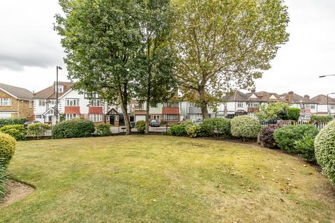 15 Lake Close, London, SW19 7EG