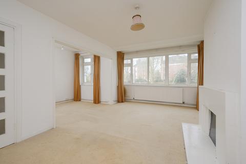 15 Lake Close, London, SW19 7EG