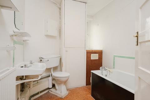 15 Lake Close, London, SW19 7EG