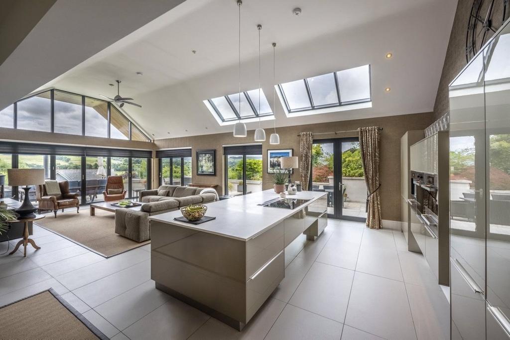 Kitchen/Sitting Area