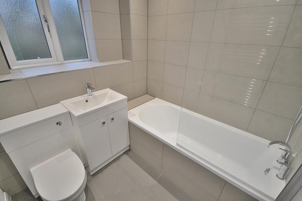 2 Ash Grove bath.jpg