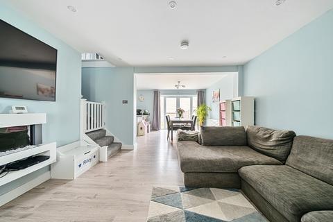 4 Queens Close, Stansted, CM24 8EJ