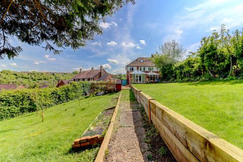 45 Dean Close, High Wycombe, HP12 3NS