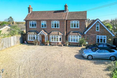 Pond Approach, Holmer Green HP15
