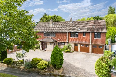 4 bedroom detached house for sale, Vicarage Lane, Essex IG7