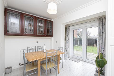 5 bedroom end of terrace house for sale, The Brambles, Essex IG7