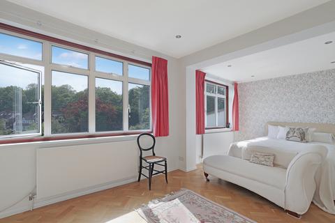 19 Stony Path, Loughton, IG10 1SJ