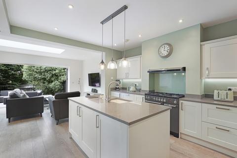 15 Devon Close, Buckhurst Hill, IG9 5LF