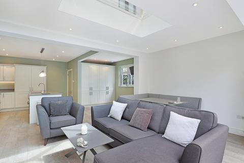 15 Devon Close, Buckhurst Hill, IG9 5LF