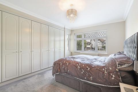 15 Devon Close, Buckhurst Hill, IG9 5LF