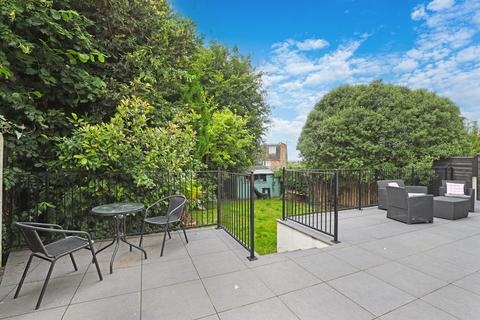 15 Devon Close, Buckhurst Hill, IG9 5LF