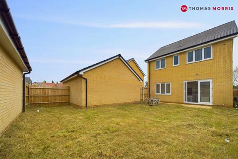 4 bedroom detached house for sale, Grayling Close, St. Neots PE19