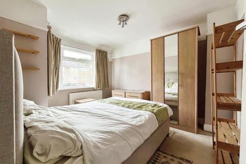 24 Meadowview Road, London, SE6 3NN