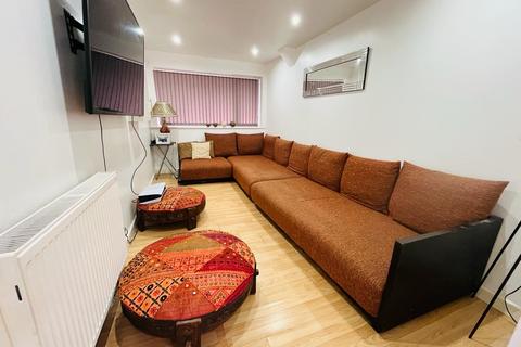 32 Baslow Drive, Heald Green, Cheadle, SK8 3HP