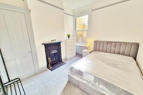 1 bedroom in a house share to rent, Lochaline Street, London W6