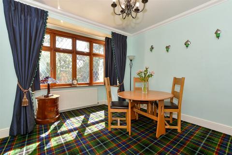 3 Edward Close, Romford, RM2 6QH