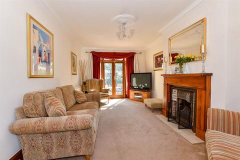 3 Edward Close, Romford, RM2 6QH
