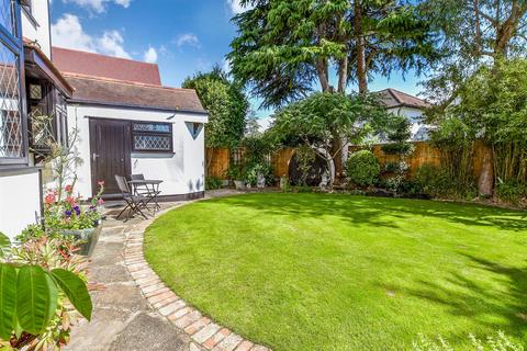 3 Edward Close, Romford, RM2 6QH