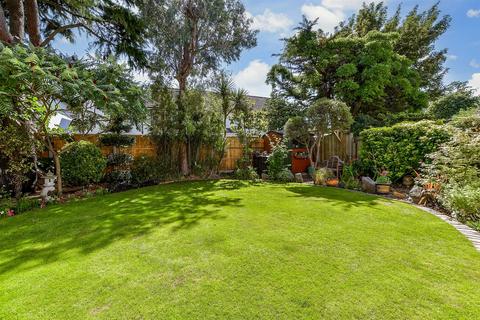 3 Edward Close, Romford, RM2 6QH