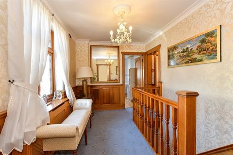 3 Edward Close, Romford, RM2 6QH