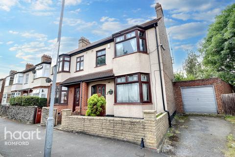 3 bedroom end of terrace house for sale, Norfolk Road, Romford, RM7 9DL