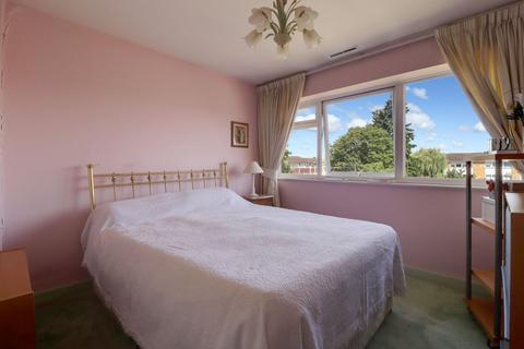20 Bedster Gardens, West Molesey, KT8 1SZ