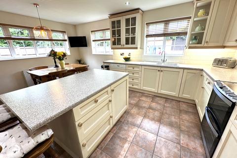 4 bedroom detached house for sale, Mill Hill Lane, Winshill, Burton-on-Trent, DE15