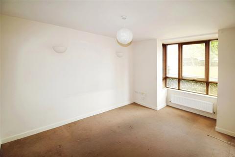 3 bedroom end of terrace house to rent, Oakridge Road, Hampshire RG21