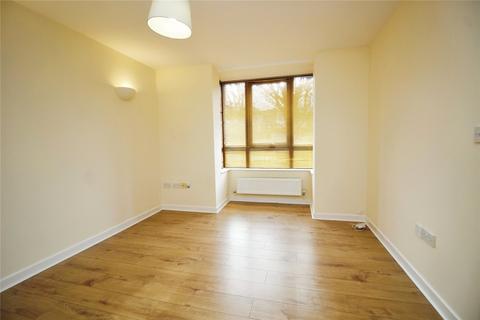 3 bedroom end of terrace house to rent, Oakridge Road, Hampshire RG21