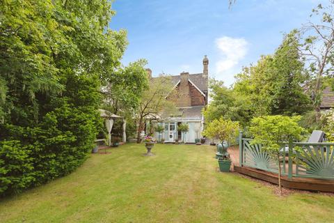 6 Warren Road, Bexleyheath, DA6 7LU