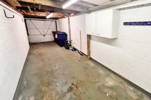 7 Bladon View, Stretton, Burton-on-trent, DE13 0JE