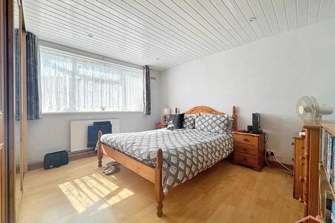 2 Summit Close, Edgware, HA8 6EJ