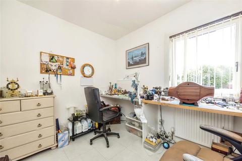 17 Eskview Grove, EH22 1JW