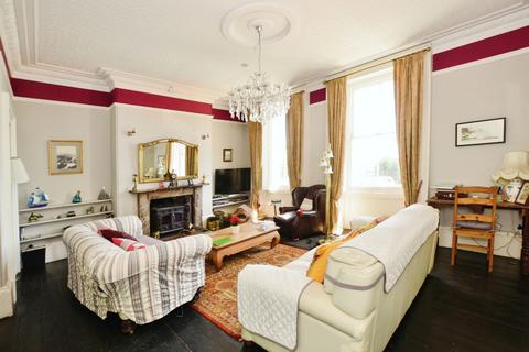 Basement Flat, 17 East Cliff, Dover, CT16 1LU