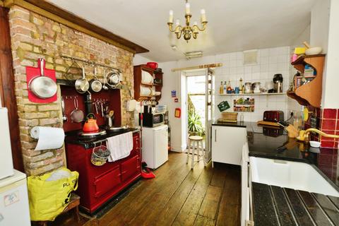 Basement Flat, 17 East Cliff, Dover, CT16 1LU